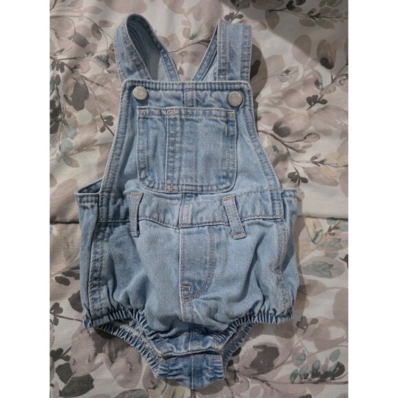 Baby Overalls 6-12 months Old Navy Denim Romper the cutest! Unisexed snap close - Picture 1 of 4